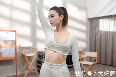 古力娜扎 内衣代言与舞台剧首秀的专注之美